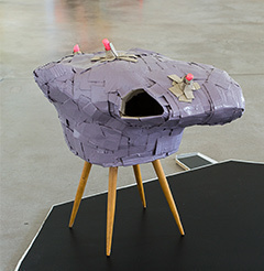 Ein Kunst-Werk von Carolina Camilla Kreusch:
Es heißt  "Tourist" und ist von 2019.
Es zeigt eine elliptische Form mit lila Klebestreifen nd vier dünnen Holzbeinen, wie sie in den Fünfziger Jahren verwendet wurden