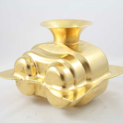 Goldenes zylindrisches Gefäß mit einer trompetenförmigen zylindrischen Öffnug und flachen Nähten